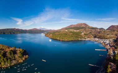 Fuji Dağı ve Gölü konumu çekim Ashi.The olduğunu Lake ortaklaşa, Kanagawa ili Japan.View üzerinden dron.-havadan fotoğraf.