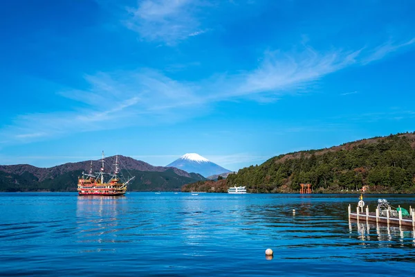 富士山和阿希湖与箱根寺庙和观光船在秋天 — 图库照片