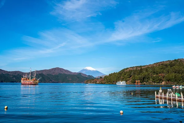 富士山和阿希湖与箱根寺庙和观光船在秋天 — 图库照片