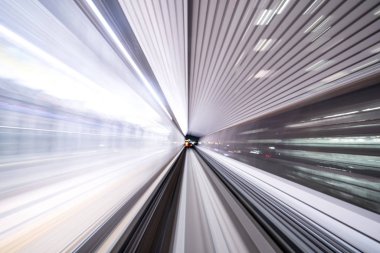 Hareket bulanıklığı tren tünel tokyo, Japonya'da gün ışığı alan içinde hareket.