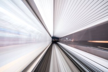 Hareket bulanıklığı tren tünel tokyo, Japonya'da gün ışığı alan içinde hareket.