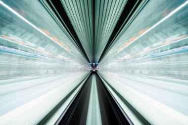 Hareket bulanıklığı tren tünel tokyo, Japonya'da gün ışığı alan içinde hareket.