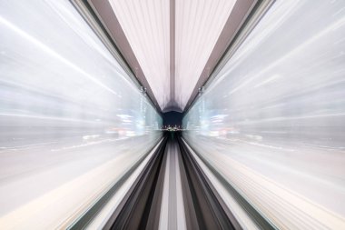 Hareket bulanıklığı tren tünel tokyo, Japonya'da gün ışığı alan içinde hareket.