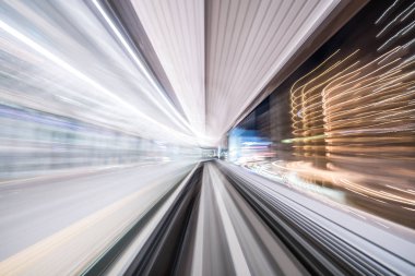 Hareket bulanıklığı tren tünel tokyo, Japonya'da gün ışığı alan içinde hareket.