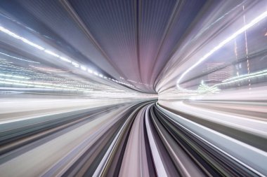 Hareket bulanıklığı tren tünel tokyo, Japonya'da gün ışığı alan içinde hareket.
