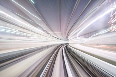 Hareket bulanıklığı tren tünel tokyo, Japonya'da gün ışığı alan içinde hareket.