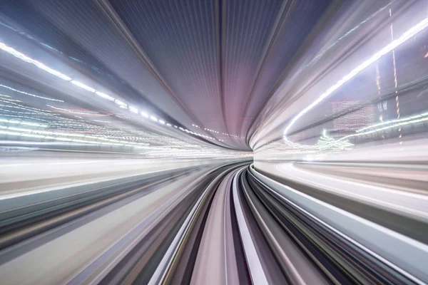 Hareket bulanıklığı tren tünel tokyo, Japonya'da gün ışığı alan içinde hareket.
