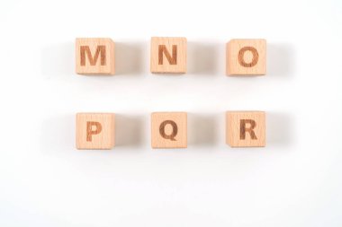 Ahşap, beyaz arka plan üzerinde alfabesi