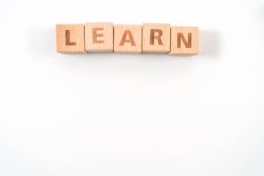 Beyaz arkaplanda tahta küp zarları hakkında bilgi edinName.