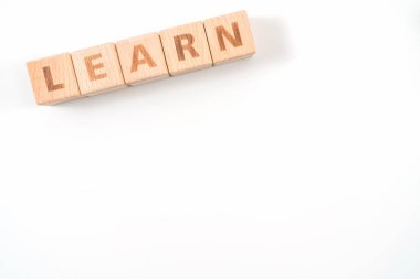 Beyaz arkaplanda tahta küp zarları hakkında bilgi edinName.