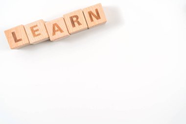 Beyaz arkaplanda tahta küp zarları hakkında bilgi edinName.