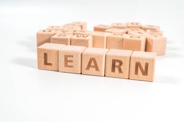 Beyaz arkaplanda tahta küp zarları hakkında bilgi edinName.