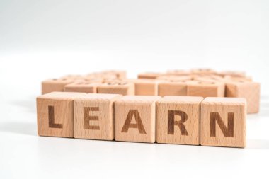 Beyaz arkaplanda tahta küp zarları hakkında bilgi edinName.