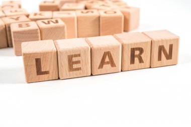 Beyaz arkaplanda tahta küp zarları hakkında bilgi edinName.