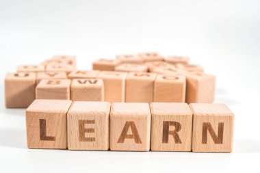 Beyaz arkaplanda tahta küp zarları hakkında bilgi edinName.