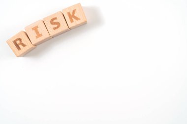 Beyaz backgro izole iş kavramı risk ahşap bloklar