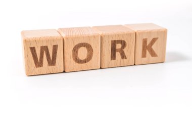 İş konseptinin tahta blokları beyaz sırtlı izole edilmiş.