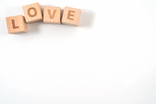 Palabra LOVE en dados de cubo de madera sobre fondo blanco . — Foto de Stock