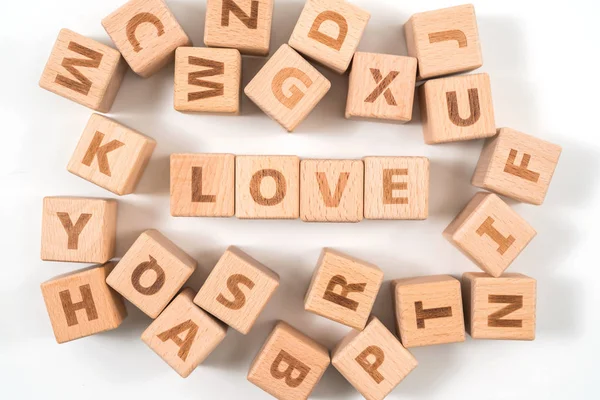 Palabra LOVE en dados de cubo de madera sobre fondo blanco . —  Fotos de Stock