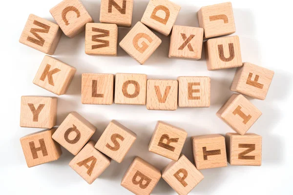 Palabra LOVE en dados de cubo de madera sobre fondo blanco . — Foto de Stock