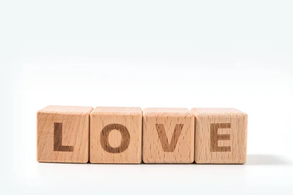 Palabra LOVE en dados de cubo de madera sobre fondo blanco . — Foto de Stock