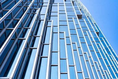 Çelik mavi camlı gökdelenlere panoramik ve perspektif manzarası, başarılı endüstriyel mimari iş konsepti