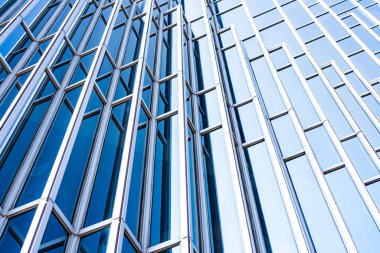 Çelik mavi camlı gökdelenlere panoramik ve perspektif manzarası, başarılı endüstriyel mimari iş konsepti
