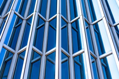 Çelik mavi camlı gökdelenlere panoramik ve perspektif manzarası, başarılı endüstriyel mimari iş konsepti