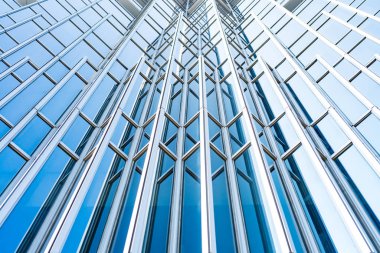 Çelik mavi camlı gökdelenlere panoramik ve perspektif manzarası, başarılı endüstriyel mimari iş konsepti