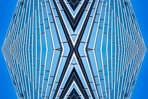 Parte inferior panorâmica e perspectiva vista para hig de vidro azul de aço — Fotografia de Stock