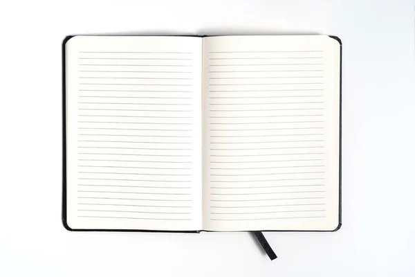 Cuaderno negro sobre fondo blanco con ruta de recorte —  Fotos de Stock