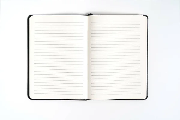 Cuaderno negro sobre fondo blanco con ruta de recorte —  Fotos de Stock