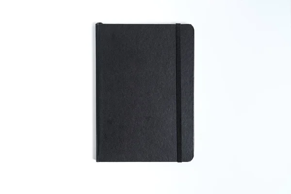 Notebook preto no fundo branco com caminho de recorte — Fotografia de Stock