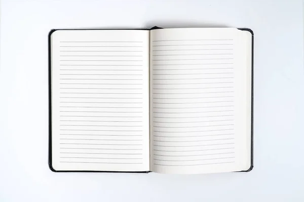 Cuaderno negro sobre fondo blanco con ruta de recorte —  Fotos de Stock
