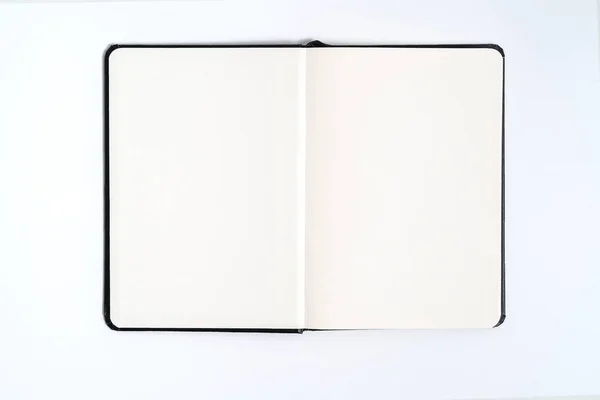 Notebook nero su sfondo bianco con percorso di ritaglio — Foto Stock