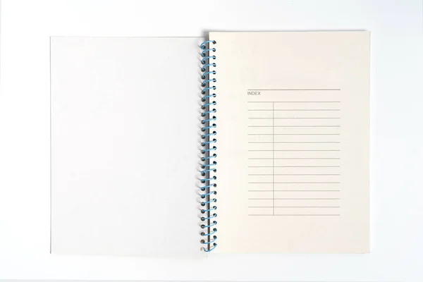 Cuaderno amarillo sobre fondo blanco con ruta de recorte - Imagen — Foto de Stock