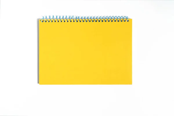 Κίτρινο σημειωματάριο σε λευκό φόντο με διαδρομή αποκοπής-εικόνα — Φωτογραφία Αρχείου