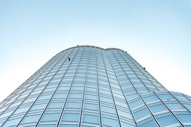 Çelik mavi camlı gökdelenlere panoramik ve perspektif manzarası, başarılı endüstriyel mimari iş konsepti