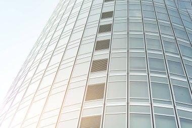 Çelik mavi camlı gökdelenlere panoramik ve perspektif manzarası, başarılı endüstriyel mimari iş konsepti