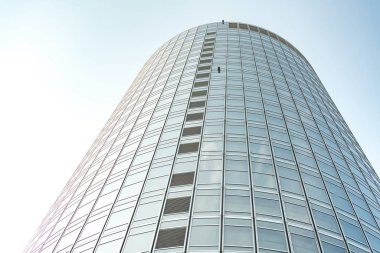 Çelik mavi camlı gökdelenlere panoramik ve perspektif manzarası, başarılı endüstriyel mimari iş konsepti