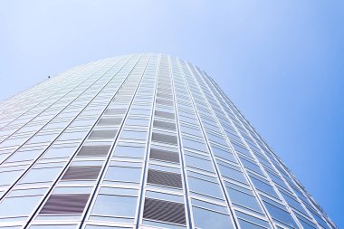 Çelik mavi camlı gökdelenlere panoramik ve perspektif manzarası, başarılı endüstriyel mimari iş konsepti