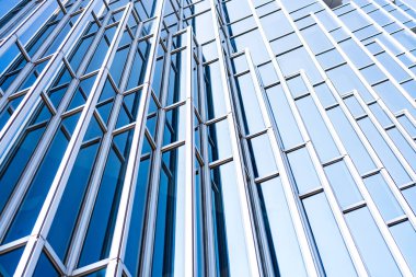 Çelik mavi camlı gökdelenlere panoramik ve perspektif manzarası, başarılı endüstriyel mimari iş konsepti