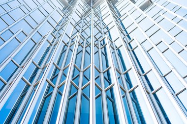 Çelik mavi camlı gökdelenlere panoramik ve perspektif manzarası, başarılı endüstriyel mimari iş konsepti