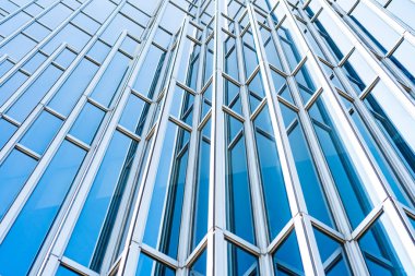 Çelik mavi camlı gökdelenlere panoramik ve perspektif manzarası, başarılı endüstriyel mimari iş konsepti