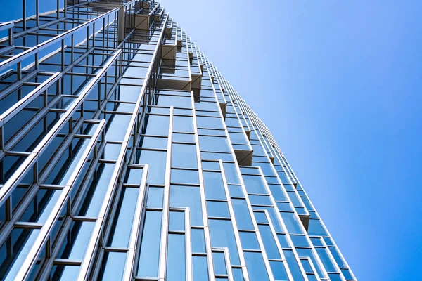 Çelik mavi camlı gökdelenlere panoramik ve perspektif manzarası, başarılı endüstriyel mimari iş konsepti