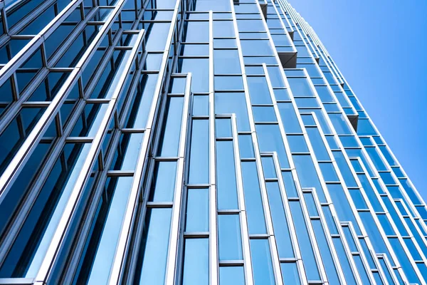 Çelik mavi camlı gökdelenlere panoramik ve perspektif manzarası, başarılı endüstriyel mimari iş konsepti