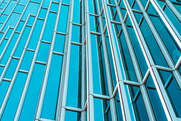 Вид знизу панорамний і перспектива на сталь Тіффані блакитне скло висотних будівельних хмарочосів, бізнес-концепція успішної промислової архітектури — стокове фото