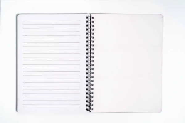 Üzleti koncepció-Top View gyűjteménye spirális Kraft notebook első, lila és fehér nyitott oldal izolált háttérben mockup — Stock Fotó