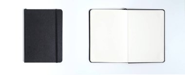 Dizüstü bilgisayar, tasarım ve reklam için temiz siyah boş ile alay. Chromed yay lı not defteri ve ücretsiz kopya alanı şablonu. Gri arka planda.