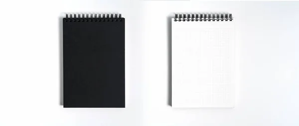 Notebook modellare con bianco nero pulito per il design e la pubblicità. Blocco note con molla cromata e modello di spazio di copia gratuito. Sullo sfondo grigio . — Foto Stock